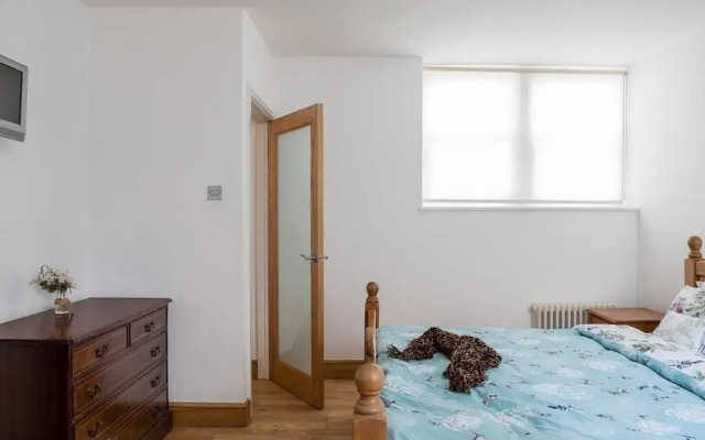 Specious Family Kensington 5-bed House, Sleeps 12