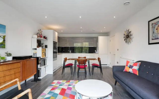 Stylish 2BD With Views of the River Lea