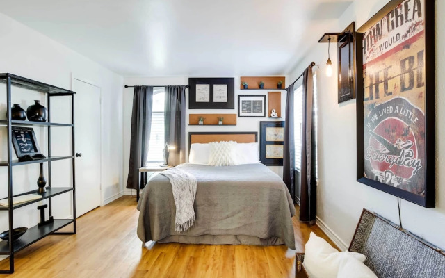 Contemporary Dallas Condo w/ Pool Access!