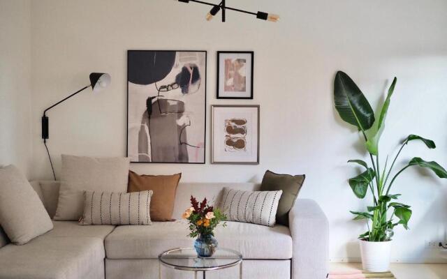Oceanic & trendy two bedroom apartment with FREE parking