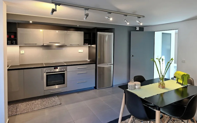Gazi Metro APT Urban Balcony Oasis