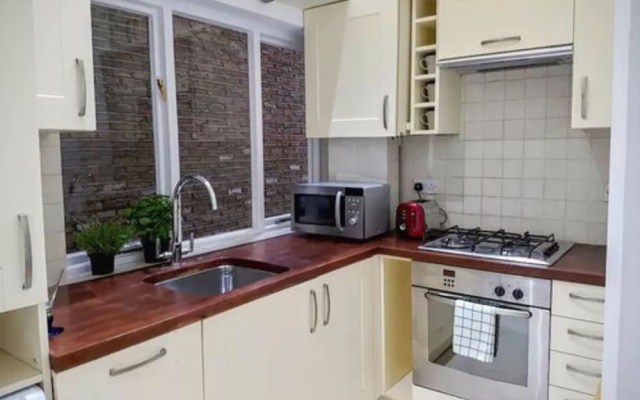 Fresh 2 Bedroom Flat in Victoria - Zone 1