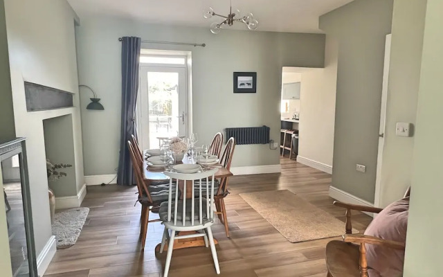Charming 3 Bed Townhouse Near Llanddwyn Beach