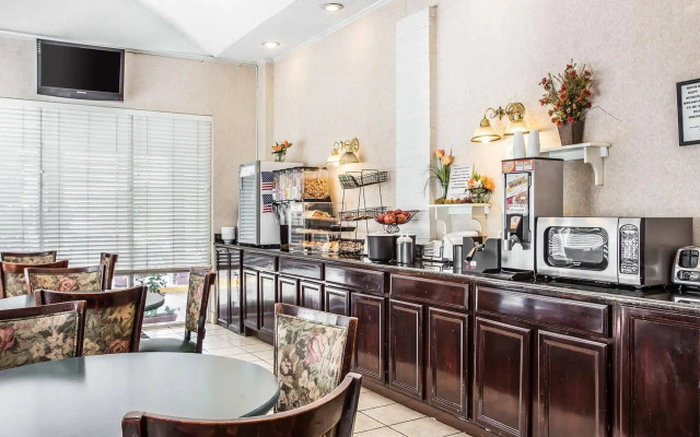 Econo Lodge Inn & Suites Ft. Jackson
