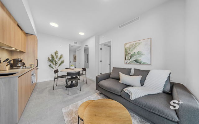 Sleek 1-BR & Den in Central Downtown