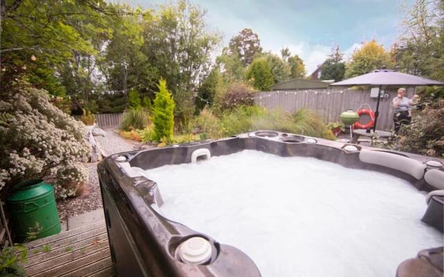 Calm Scottish Country Escape with Hot Tub Sleeps 6