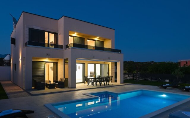 Luxury Villa Horizon with Private Pool