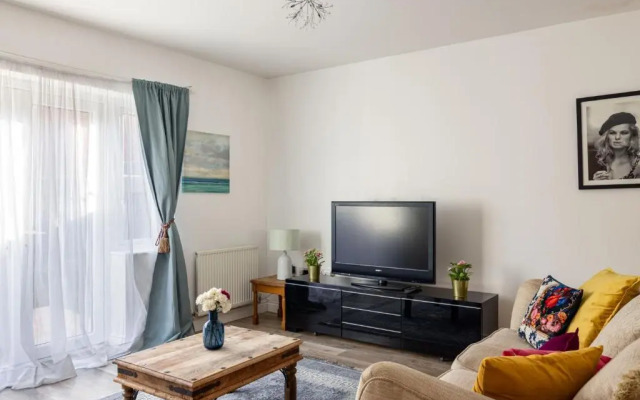 Superb 3-bed House With Parking Garden in London