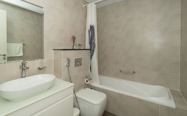 Carson Elegant Living in One Bedroom