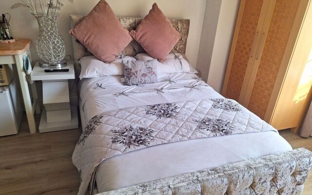 Luxurious Entire Studio in Axminster Suitable for