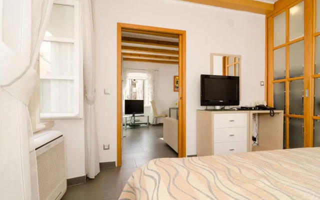 Steps Old Town Apartments by Irundo