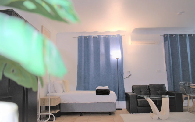 Palm Court Budget Motel Hostel/Backpackers