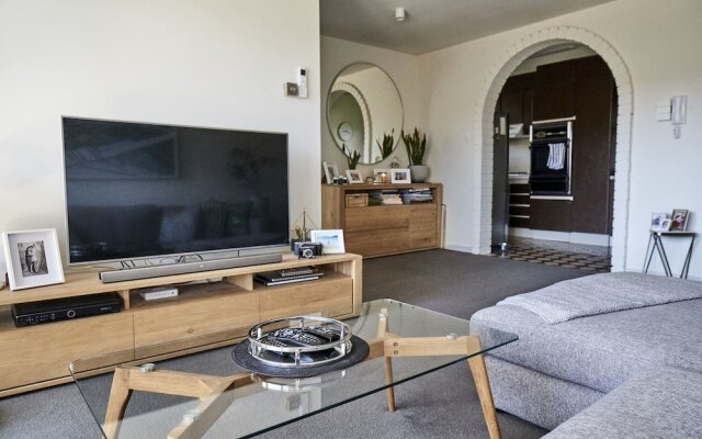 Retro Apart with Air Conditioning Perfect Location