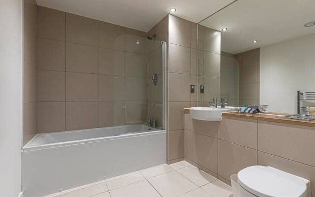 Stylish 2-bed Flat w/ Terrace in South East London