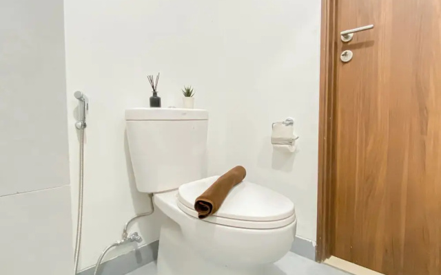 Neutral Minimalist Studio Apartment At Lrt City Sentul - Royal Sentul Park – Bathroom – Kadumangu