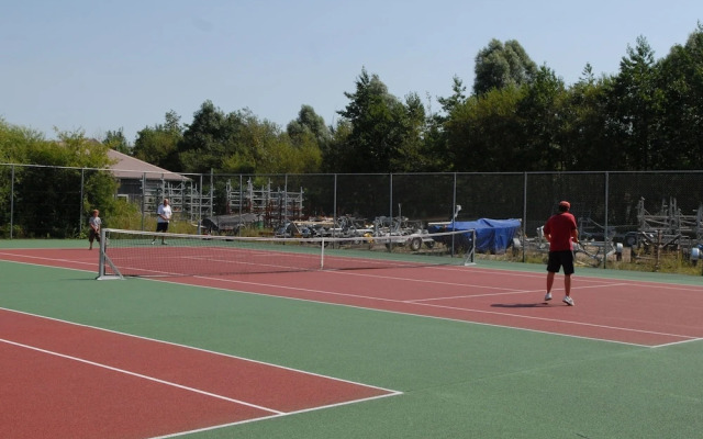 Comfortable bungalow with massage shower, within nature