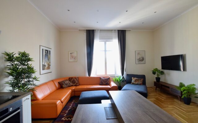 Luxury Apartment by Hi5 - Király street Suite