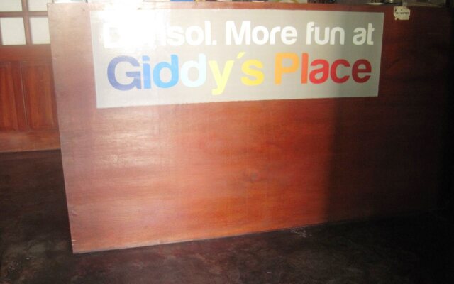 Giddy's Place Padi Dive Resort