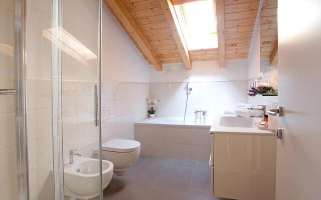 Sala Comacina Apartment No 1 (Sleeps 10)