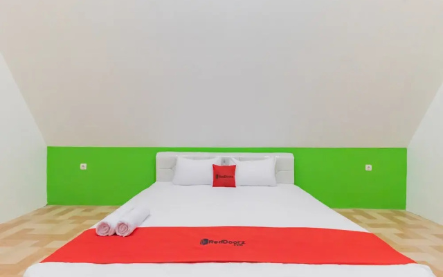 RedDoorz Syariah Plus Near Sukabumi Station