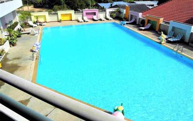 Swimming Pool View Spacious Studio 5 Min To Beach