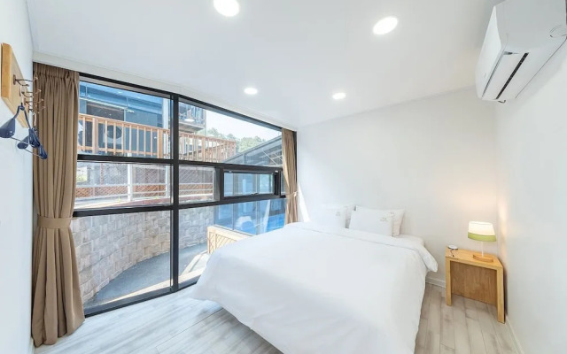 Present Poolvilla