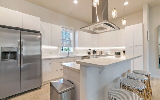 Modern 4BR Townhouse Near French Quarter