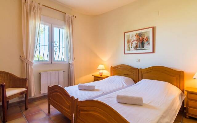 Villa With Sea Breeze Charm