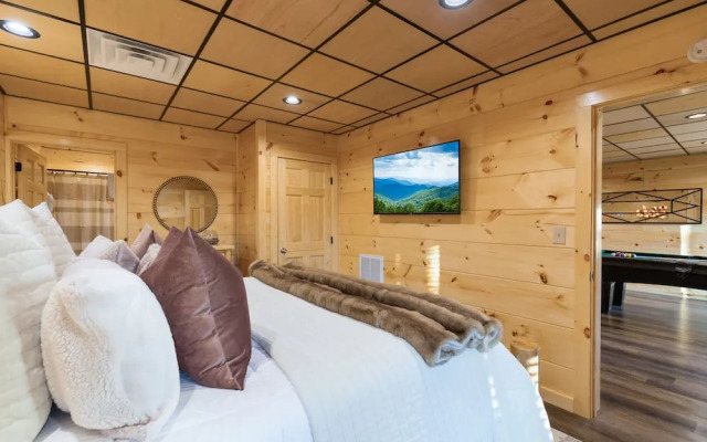 Parkway Paradise w Private Hot Tub