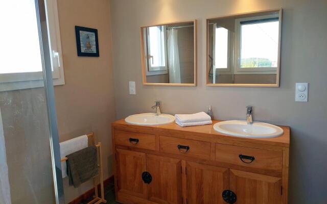 Breton holiday home in a quiet location near the beach