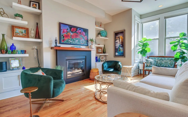 Vibrant Downtown Cincinnati Townhome w/ Sauna!