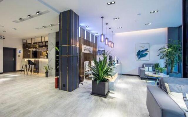 Live by Mountains Hotel