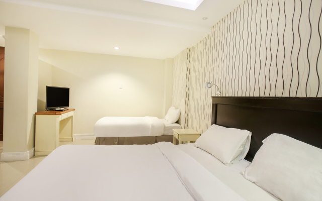 OYO 252 Hotel Euroasia (Vaccinated Staff)