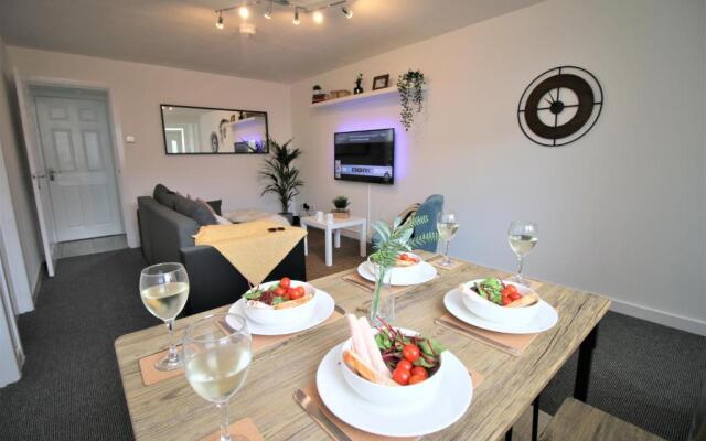 Two Bed Apartment - Free Private Parking - by PROPERTY PROMISE