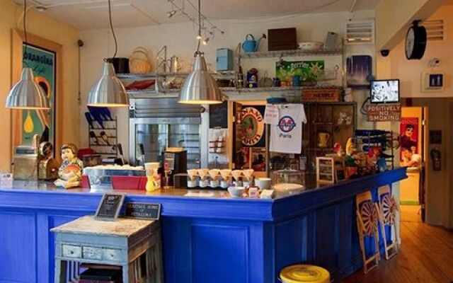 Metro Hotel and Cafe