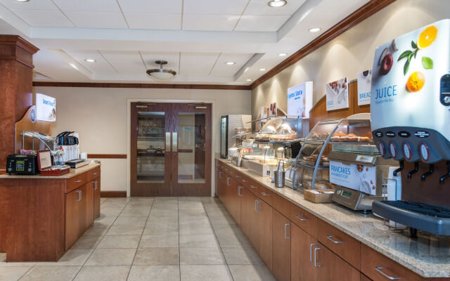 Holiday Inn Express Hotel & Suites Tilton - Lakes Region