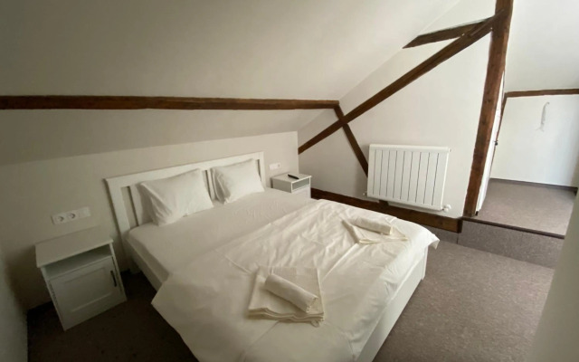 Theater Guesthouse with Parking