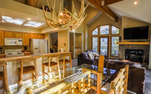 Highlander 324 Townhome with Private Hot Tub