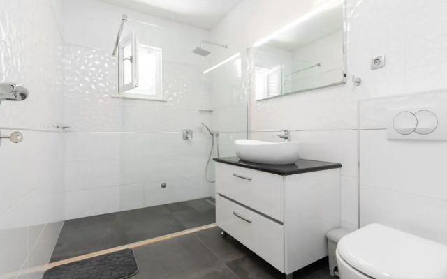 Modern Villa Near the Sea