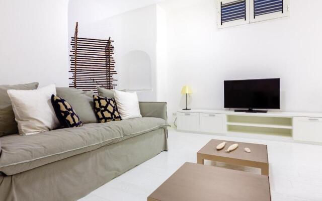 White Stylish Apartment 3
