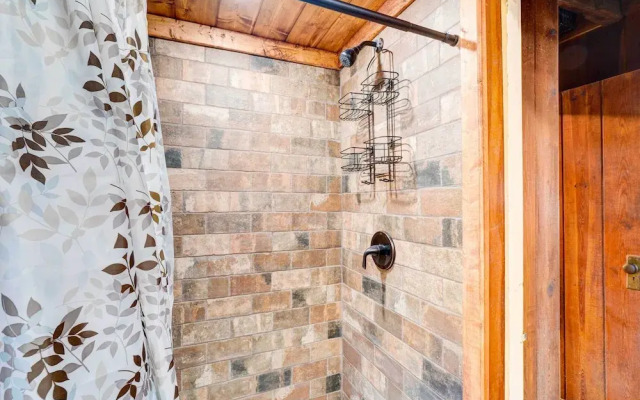 Gatlinburg Cabin: Hot Tub & River Views