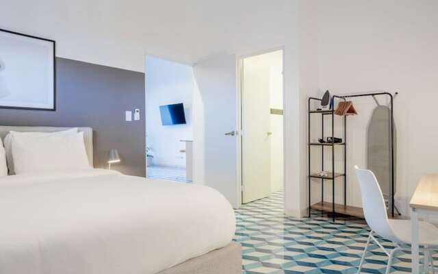 w Outstanding 1BR in Santa Ana
