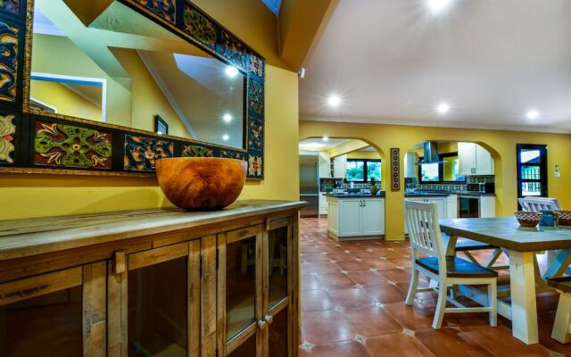 Newly Renovated! Polynesian Themed in Noord!