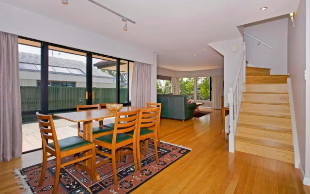 Riverside Villa - in the City by the River!