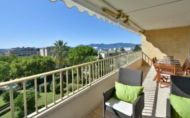 10 Minutes On Foot From The City Center! Sea View Secured Property