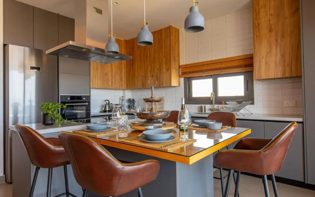 Eagles Nest- 2BR stylish, free park, Netflix