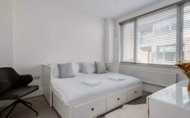 Stylish 4-br House With 3 Ensuite Free Parking