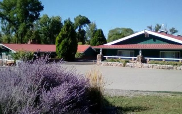 Redwood Arms Motel And Rv Park