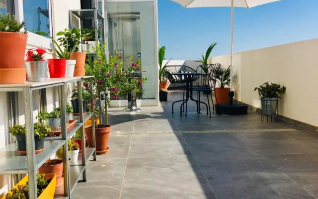 Deluxe Penthouse Charming Location Rooftop Views