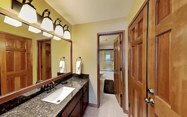 Slopeside Deluxe 2 Bedroom Condo with Free Parking, Spa, Free Gondola (Sierra Megeve 25) by RedAwning